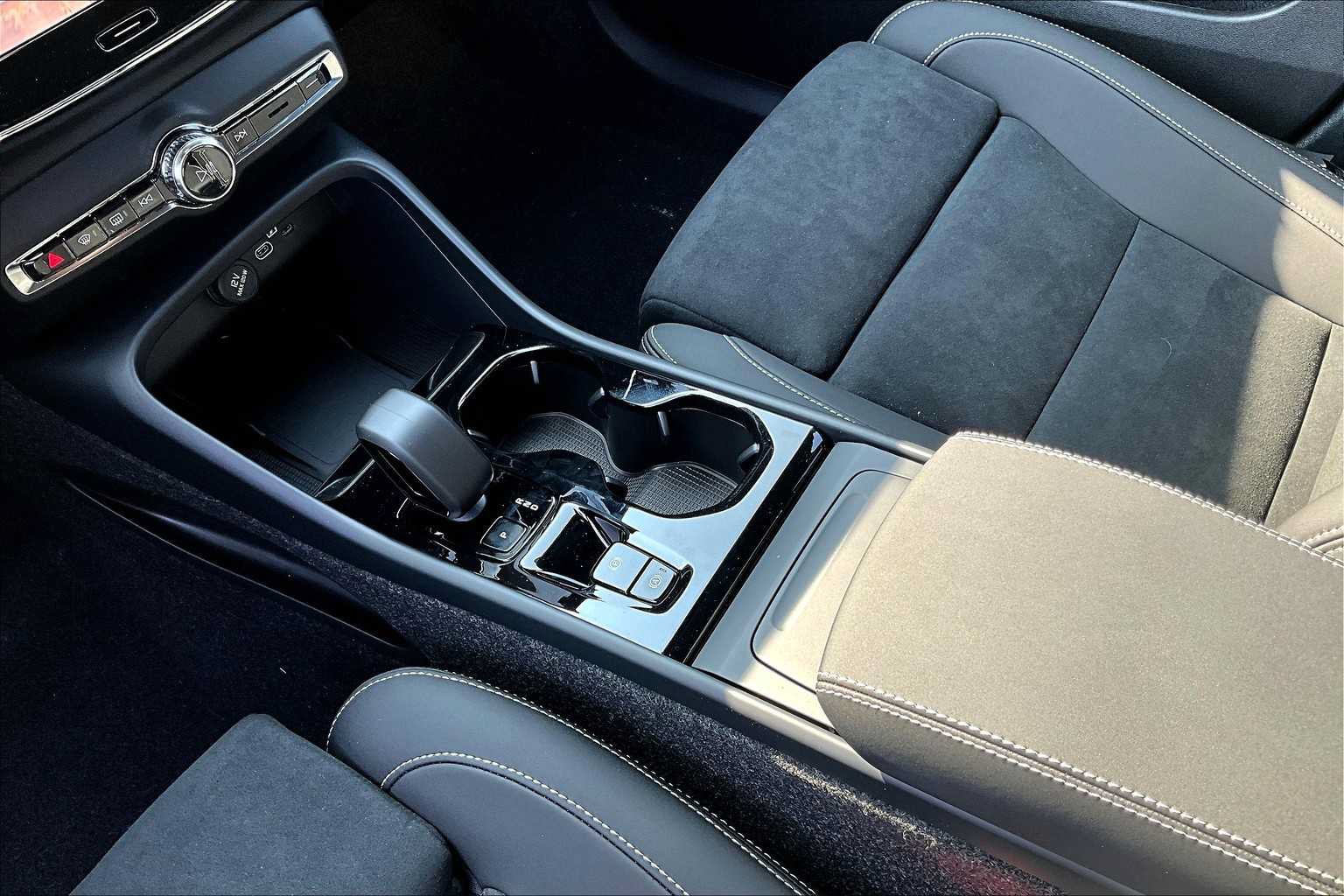 New 2026 Volvo XC40 B5 Ultra w/ Protection Package Premier AWD/4WD image 10