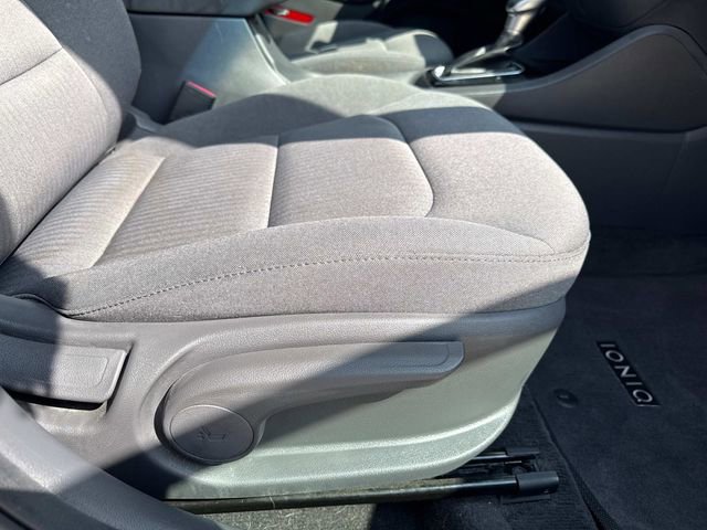 Used 2020 Hyundai Ioniq SE image 17