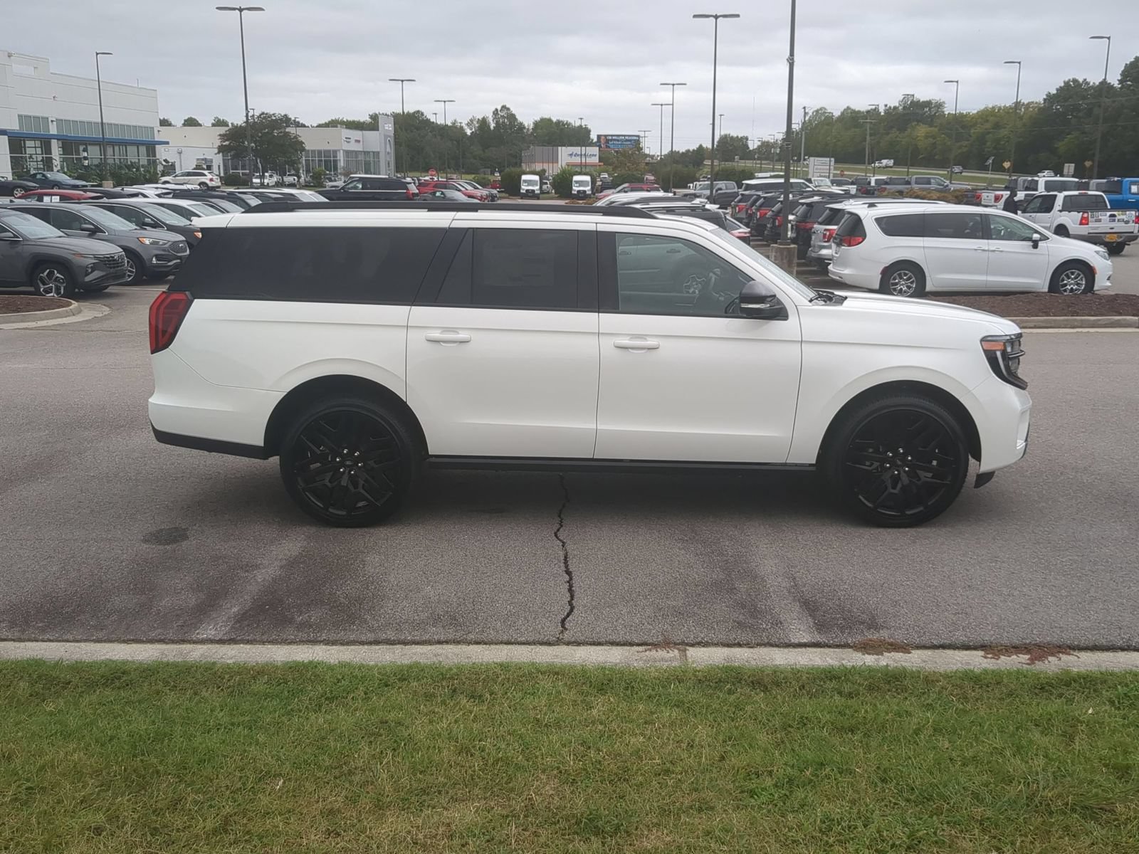 New 2027 Ford Expedition Max Platinum w/ Stealth Performance Package AWD/4WD image 2