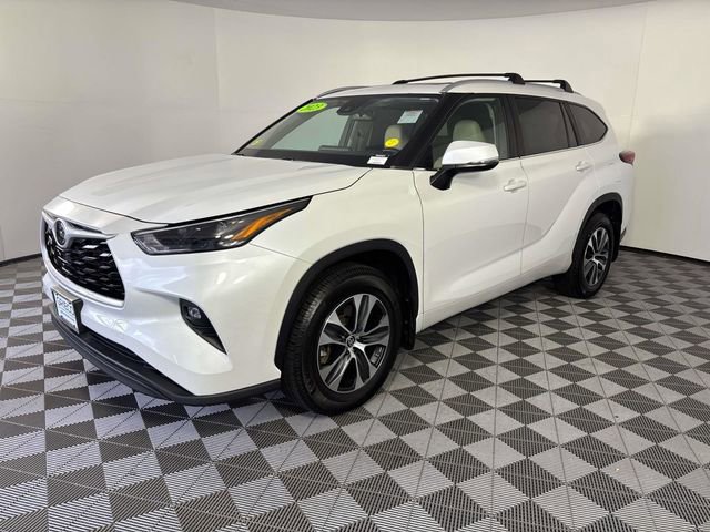 Used 2023 Toyota Highlander XLE AWD/4WD image 4