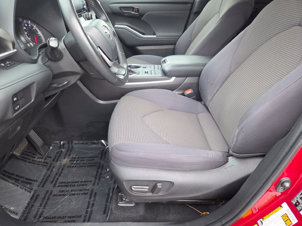Used 2022 Toyota Highlander LE AWD/4WD image 6