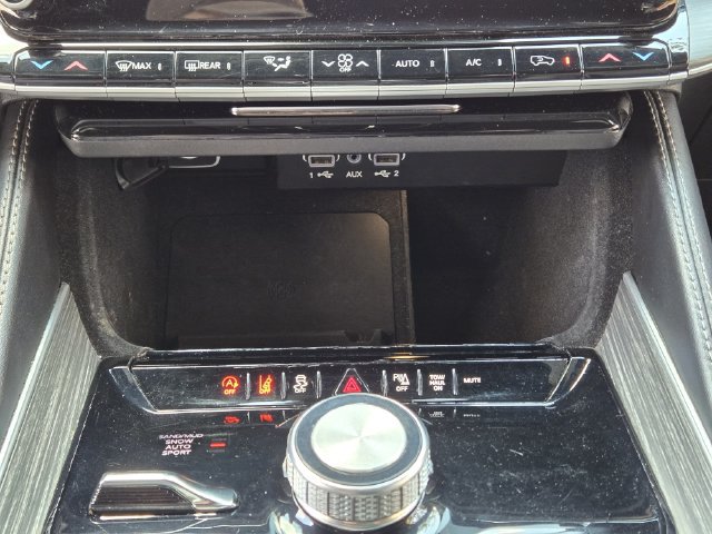 Certified 2024 Jeep Wagoneer Series II w/ Flexible Seating Group AWD/4WD image 19