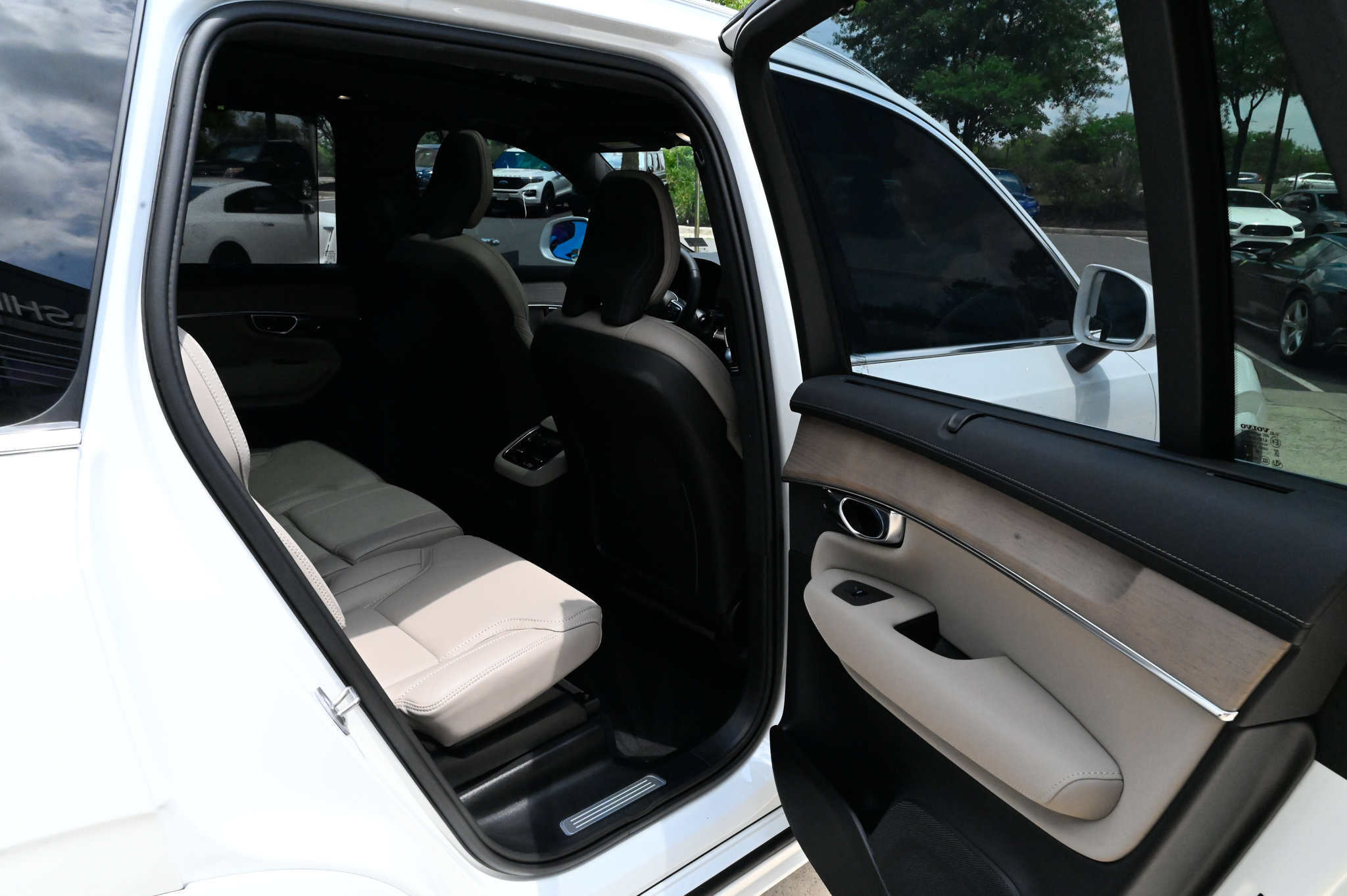 Used 2025 Volvo XC90 T8 Ultra w/ Protection Package Premier AWD/4WD image 48