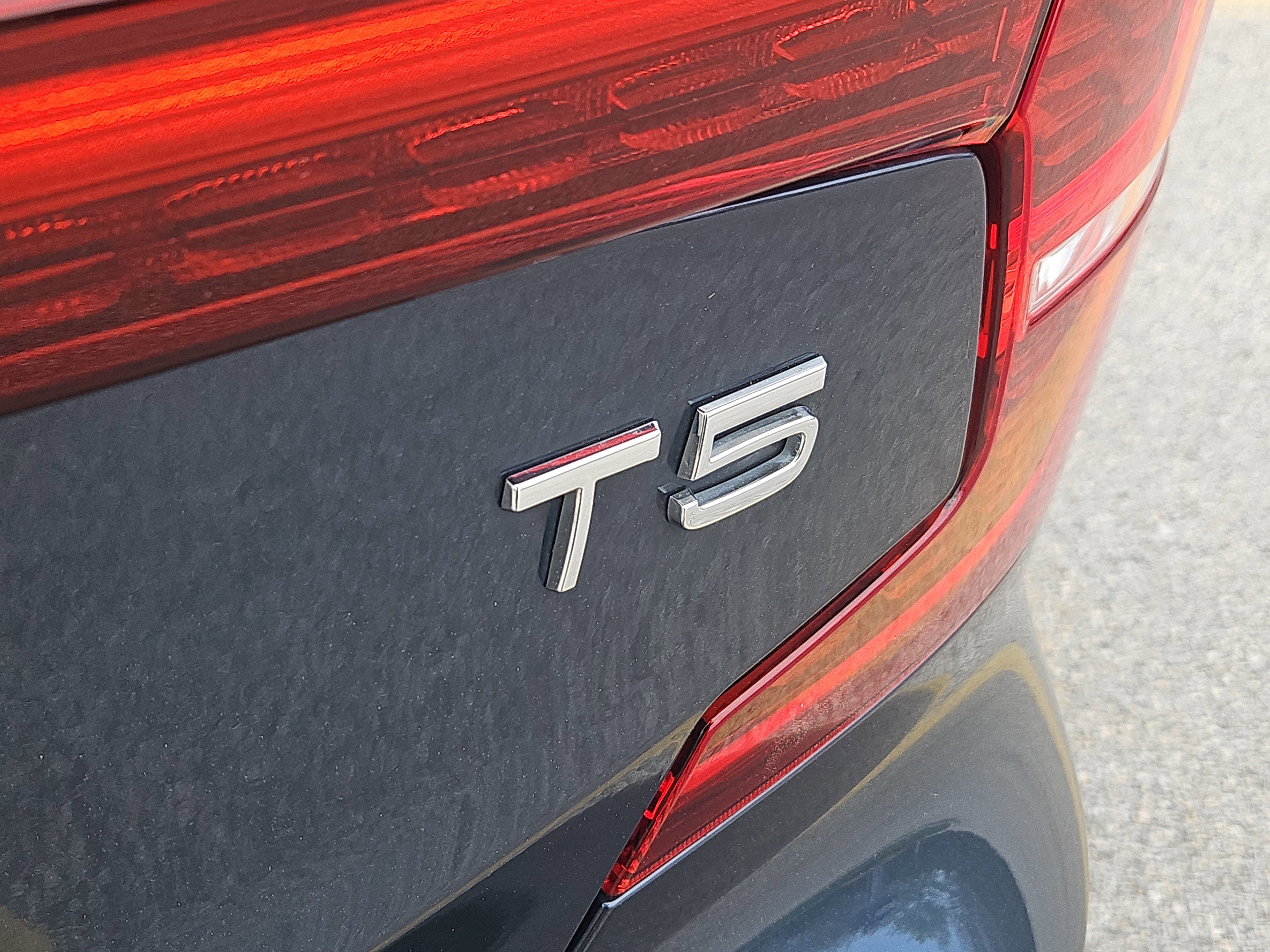 Used 2021 Volvo S60 T5 Momentum w/ Premium Package FWD image 5