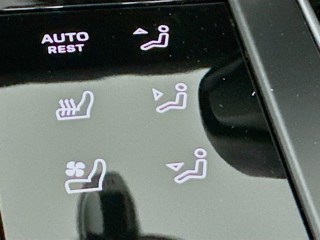 Certified 2023 Porsche Macan AWD/4WD image 23