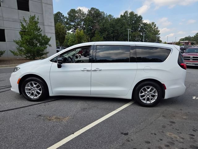 Used 2024 Chrysler Pacifica Touring-L FWD image 4