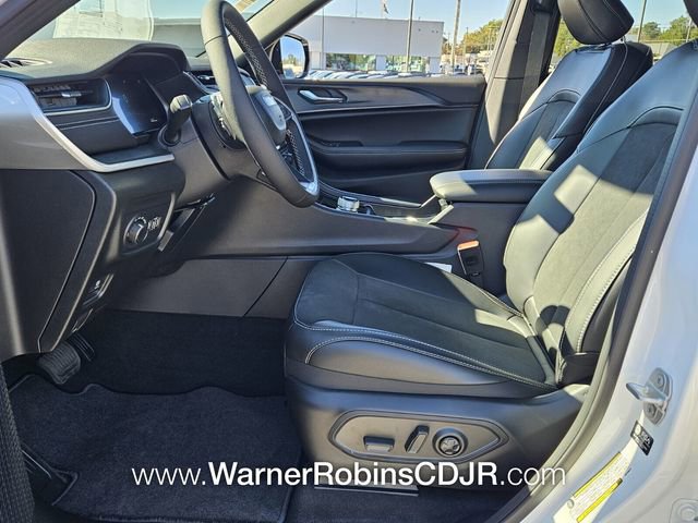 New 2025 Jeep Grand Cherokee Altitude image 5