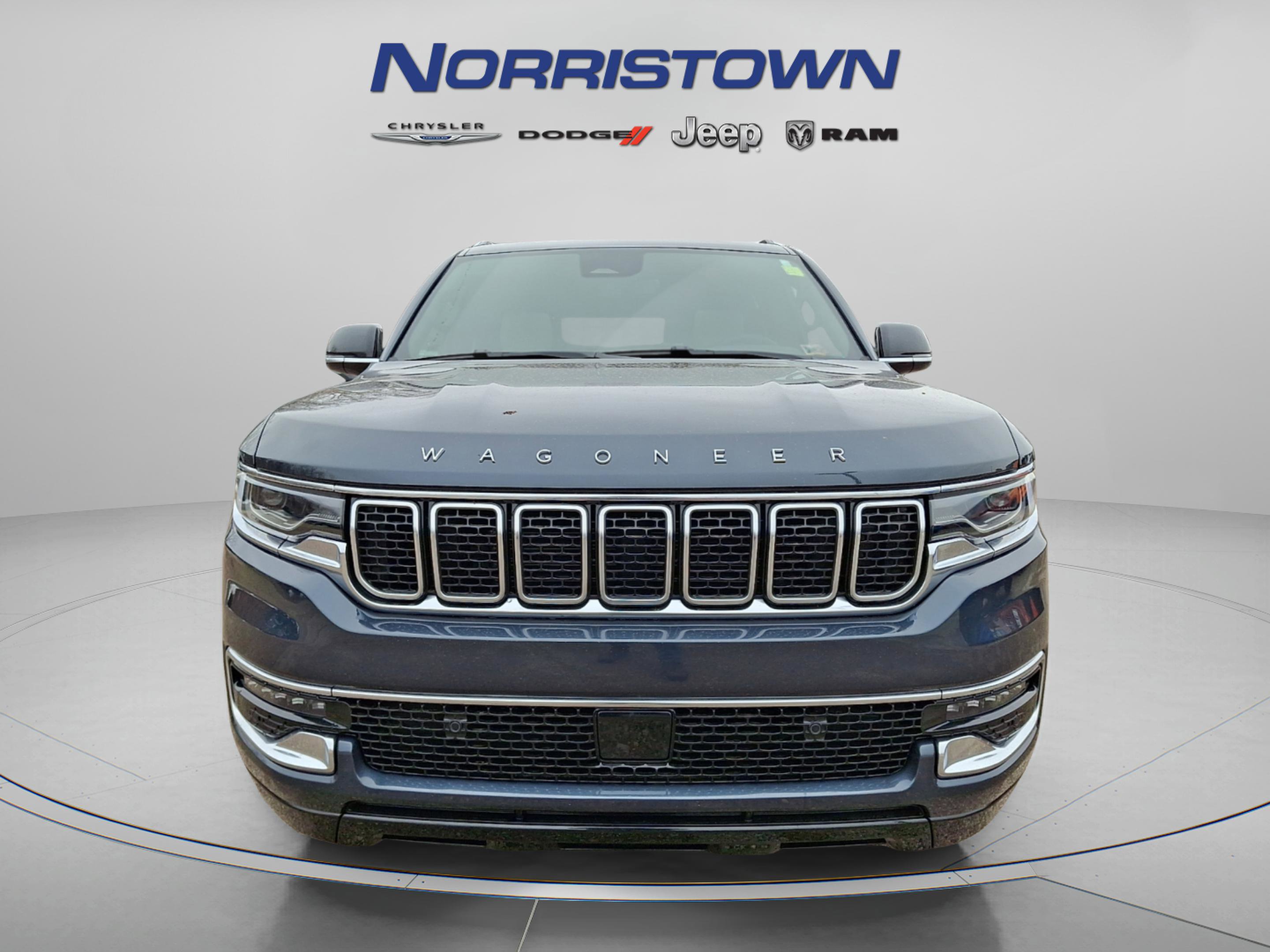 Used 2025 Jeep Wagoneer 4WD w/ Premium Group I image 2