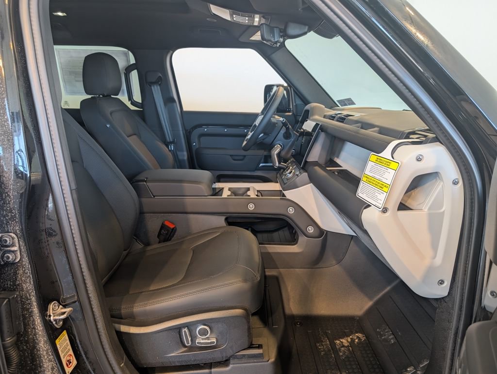 New 2026 Land Rover Defender 130 X-Dynamic SE image 32