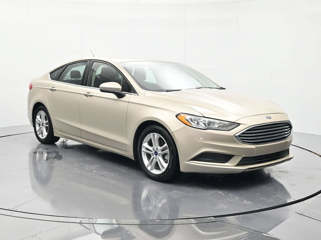 Used 2018 Ford Fusion SE w/ Fusion SE Technology Package FWD image 3