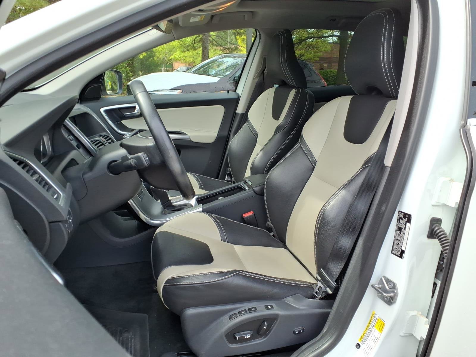 Used 2017 Volvo XC60 T6 Dynamic w/ Preferred Option Package image 13