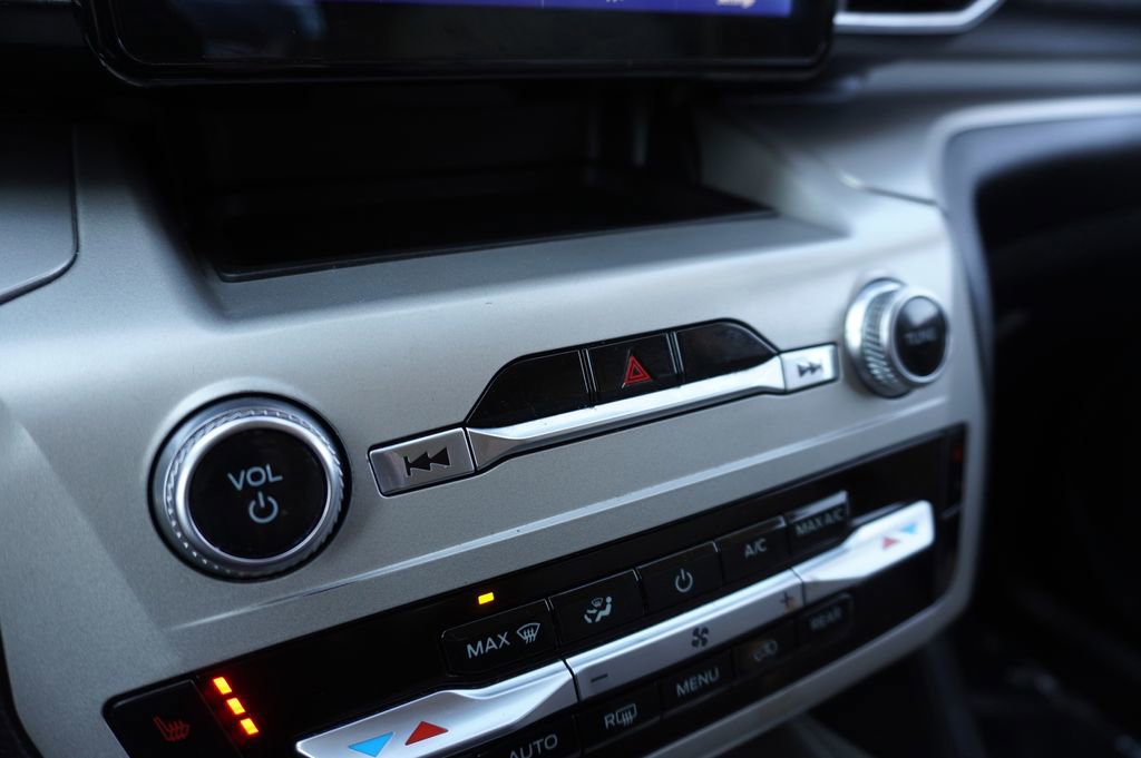 Used 2022 Ford Explorer XLT w/ Equipment Group 202A image 17