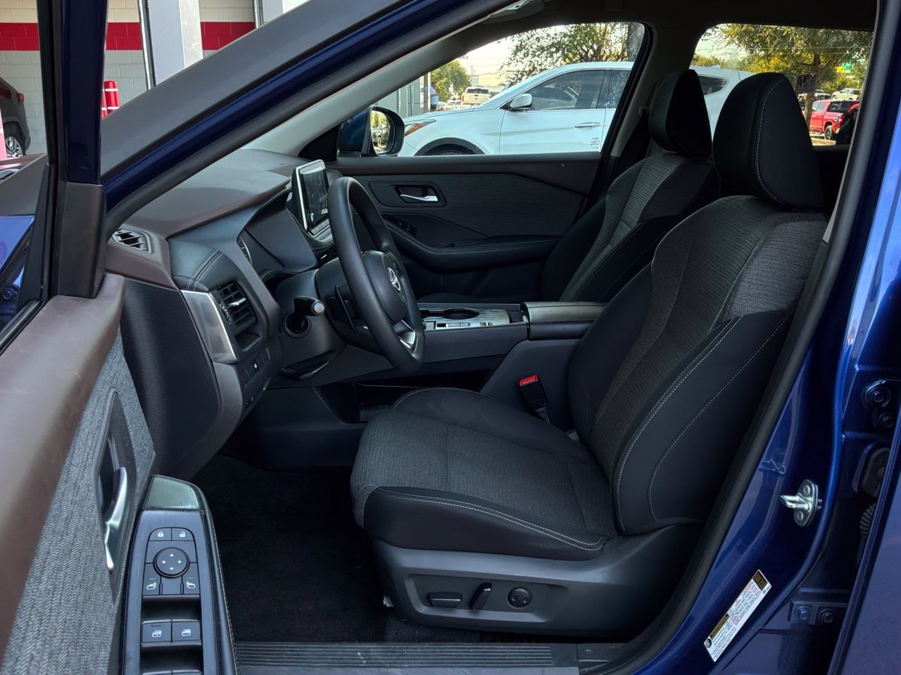 Used 2023 Nissan Rogue SV FWD image 10