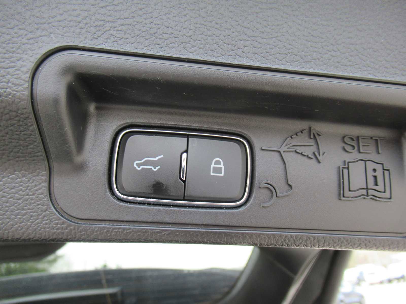 Used 2022 Ford Explorer XLT w/ Equipment Group 202A image 19