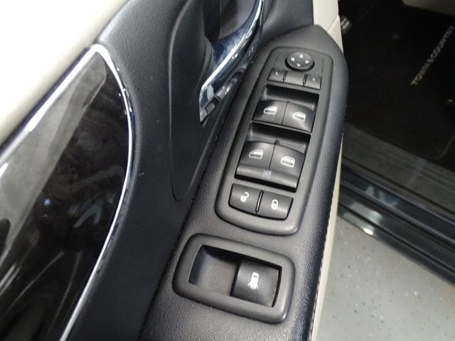Used 2013 Chrysler Town & Country Touring FWD image 9