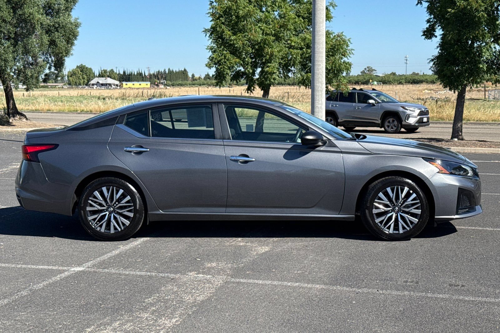 Used 2025 Nissan Altima 2.5 SV FWD image 3