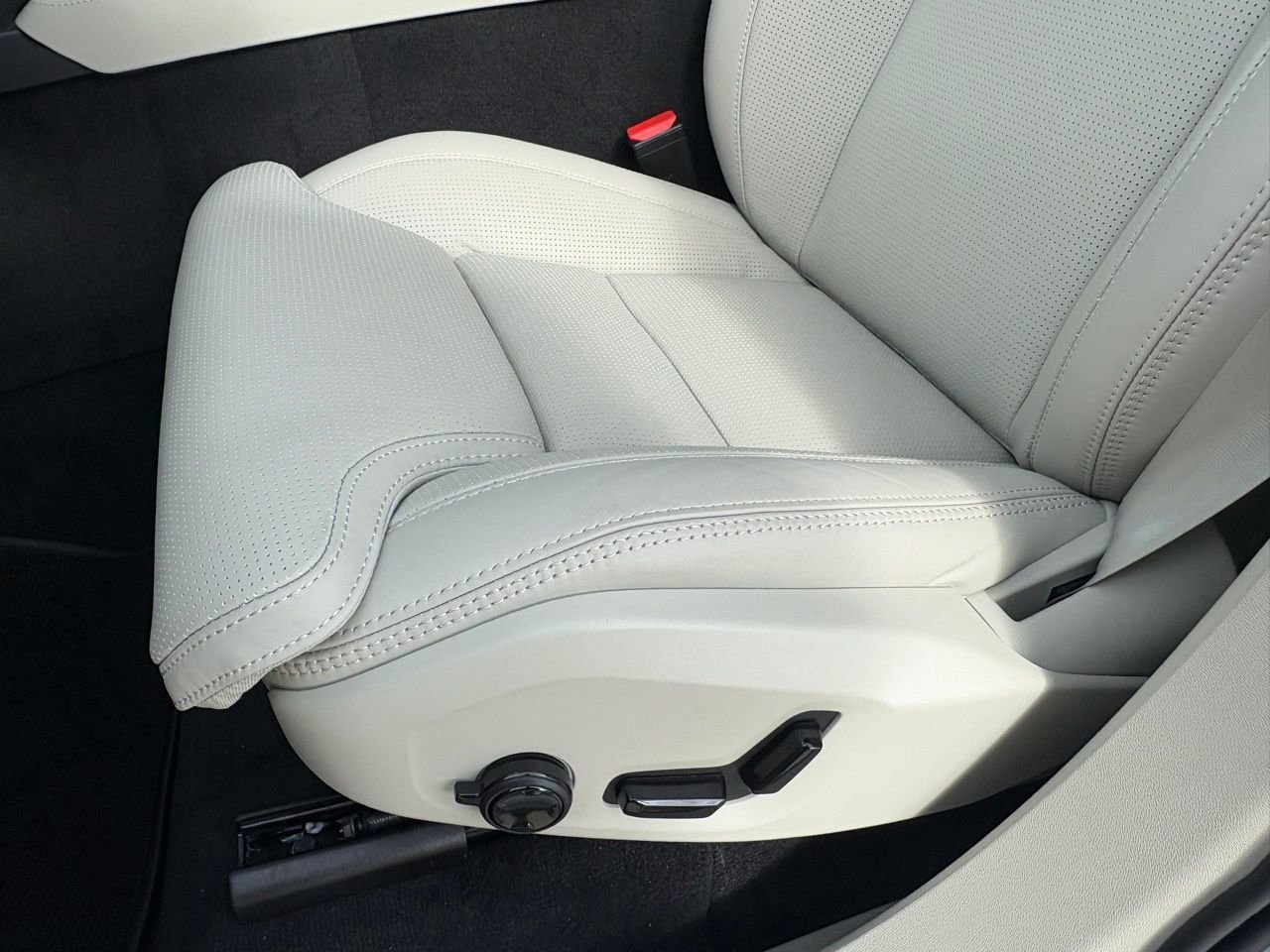 New 2026 Volvo XC90 B6 Ultra w/ Protection Package image 17