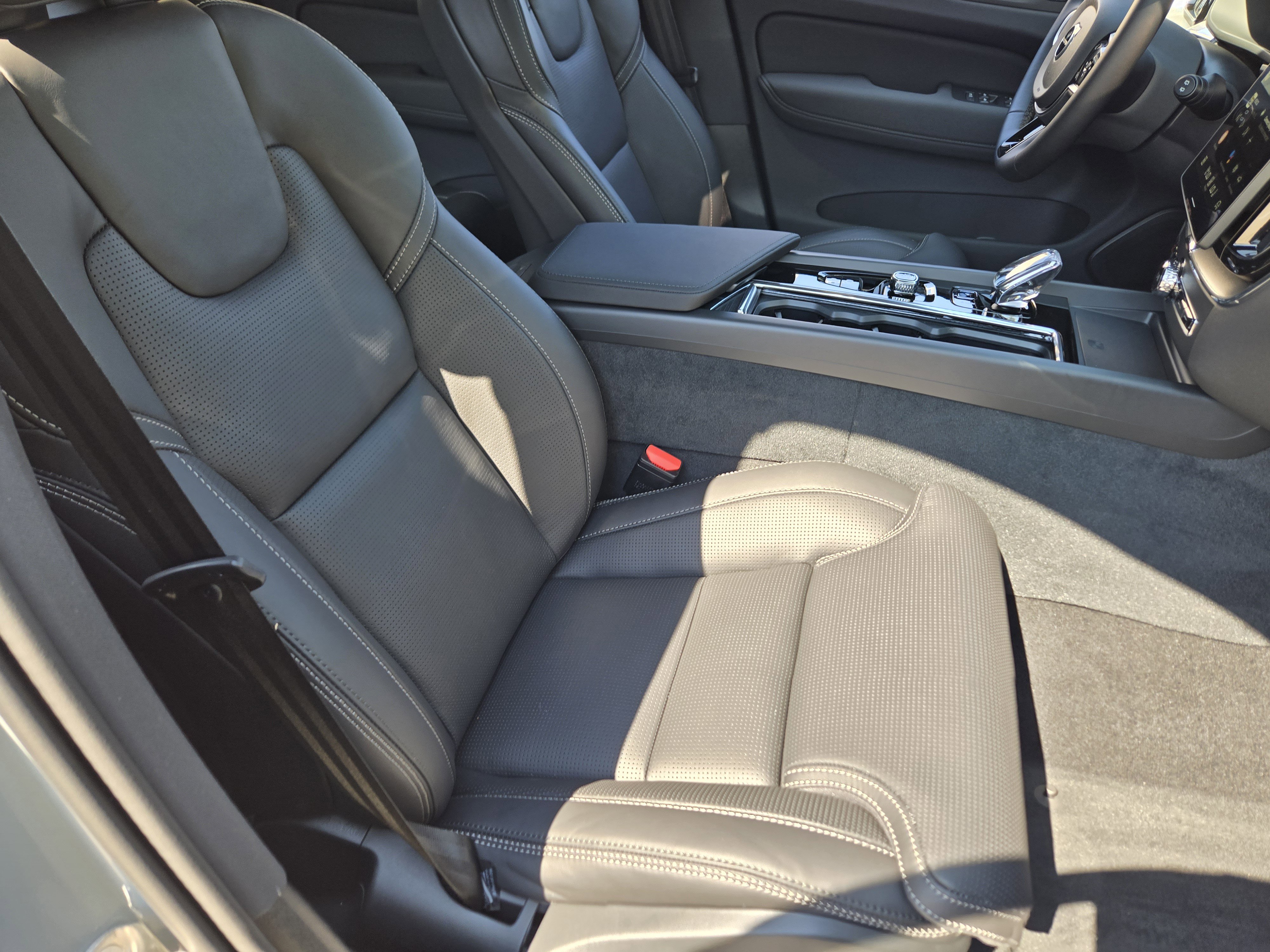 New 2026 Volvo XC60 T8 Ultra w/ Protection Package Premier image 16