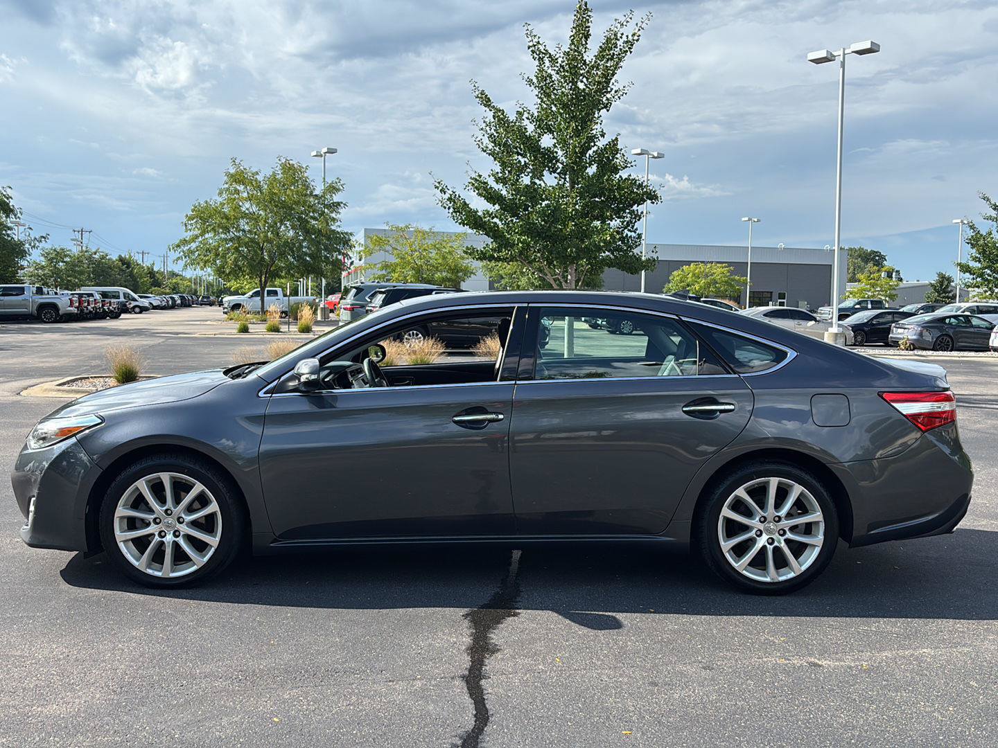 Used 2013 Toyota Avalon Limited w/ Technology Pkg FWD image 24