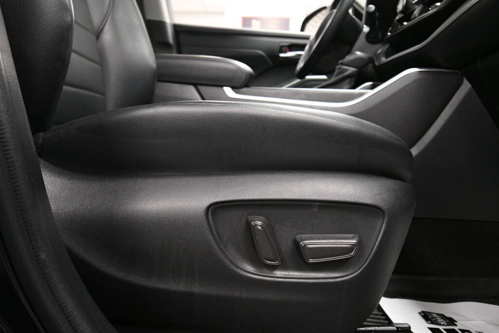 Used 2023 Toyota Highlander XLE AWD/4WD image 31