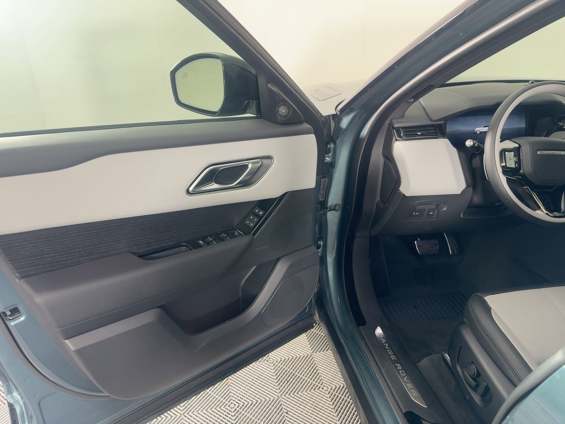 New 2026 Land Rover Range Rover Velar Dynamic SE AWD/4WD image 5