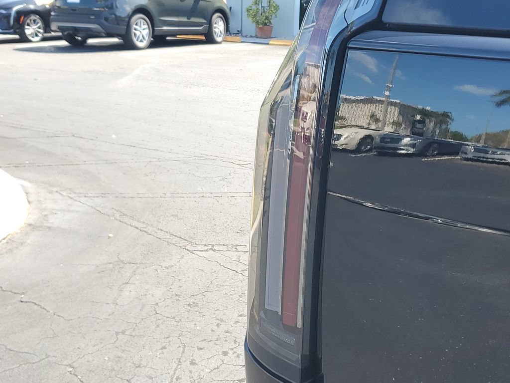 Certified 2025 Cadillac Escalade ESV V w/ LPO, ONYX Package AWD/4WD image 27