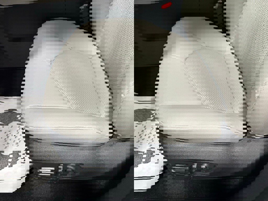 Used 2025 Toyota Grand Highlander AWD image 13