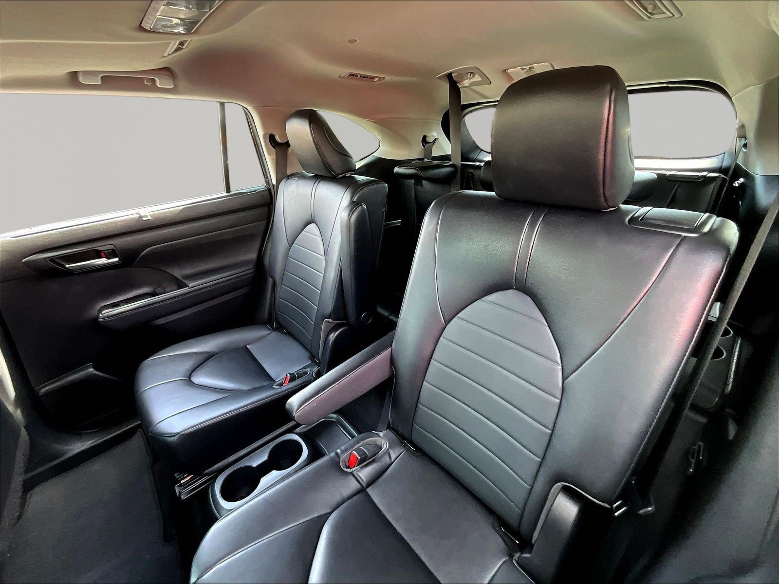 Used 2023 Toyota Highlander XLE AWD/4WD image 22