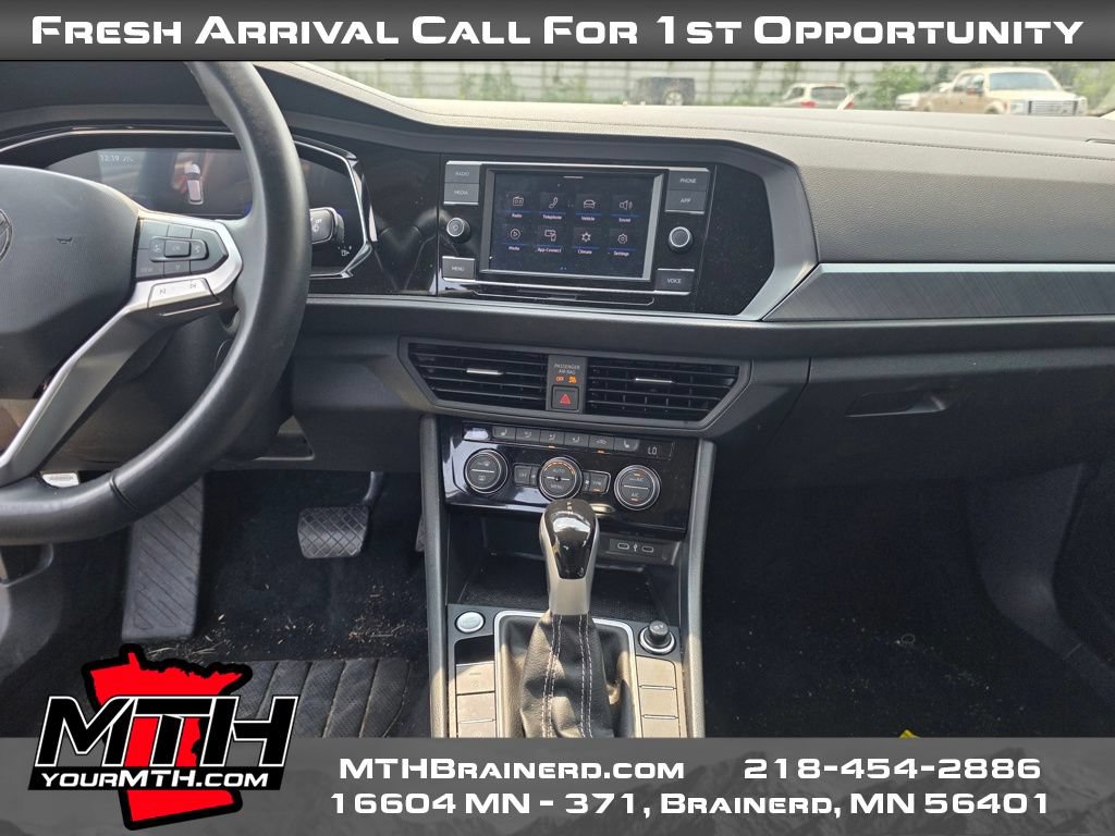 Used 2024 Volkswagen Jetta SE FWD image 12