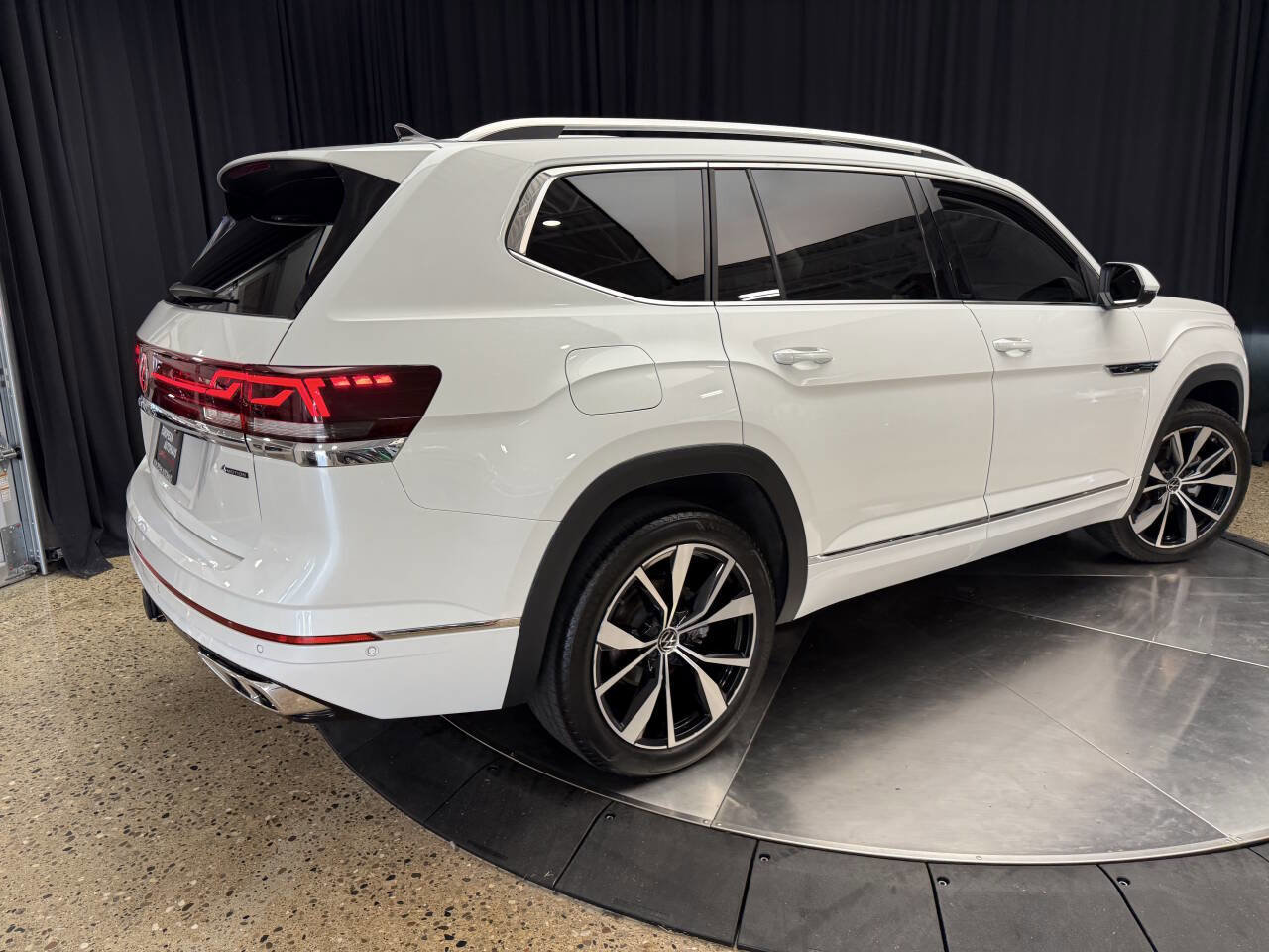 Used 2024 Volkswagen Atlas SEL Premium R-Line image 8