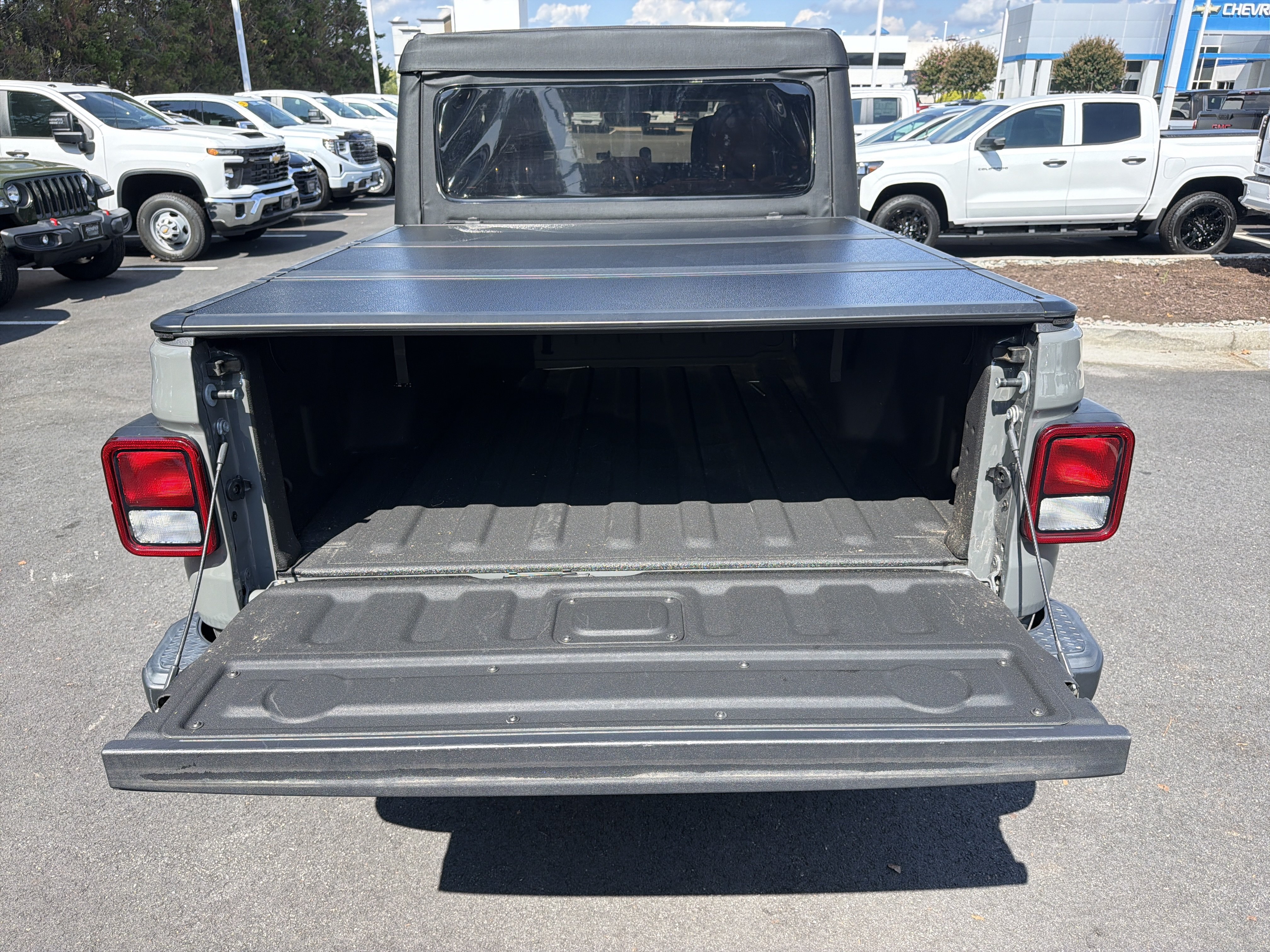 Used 2023 Jeep Gladiator Mojave AWD/4WD image 33
