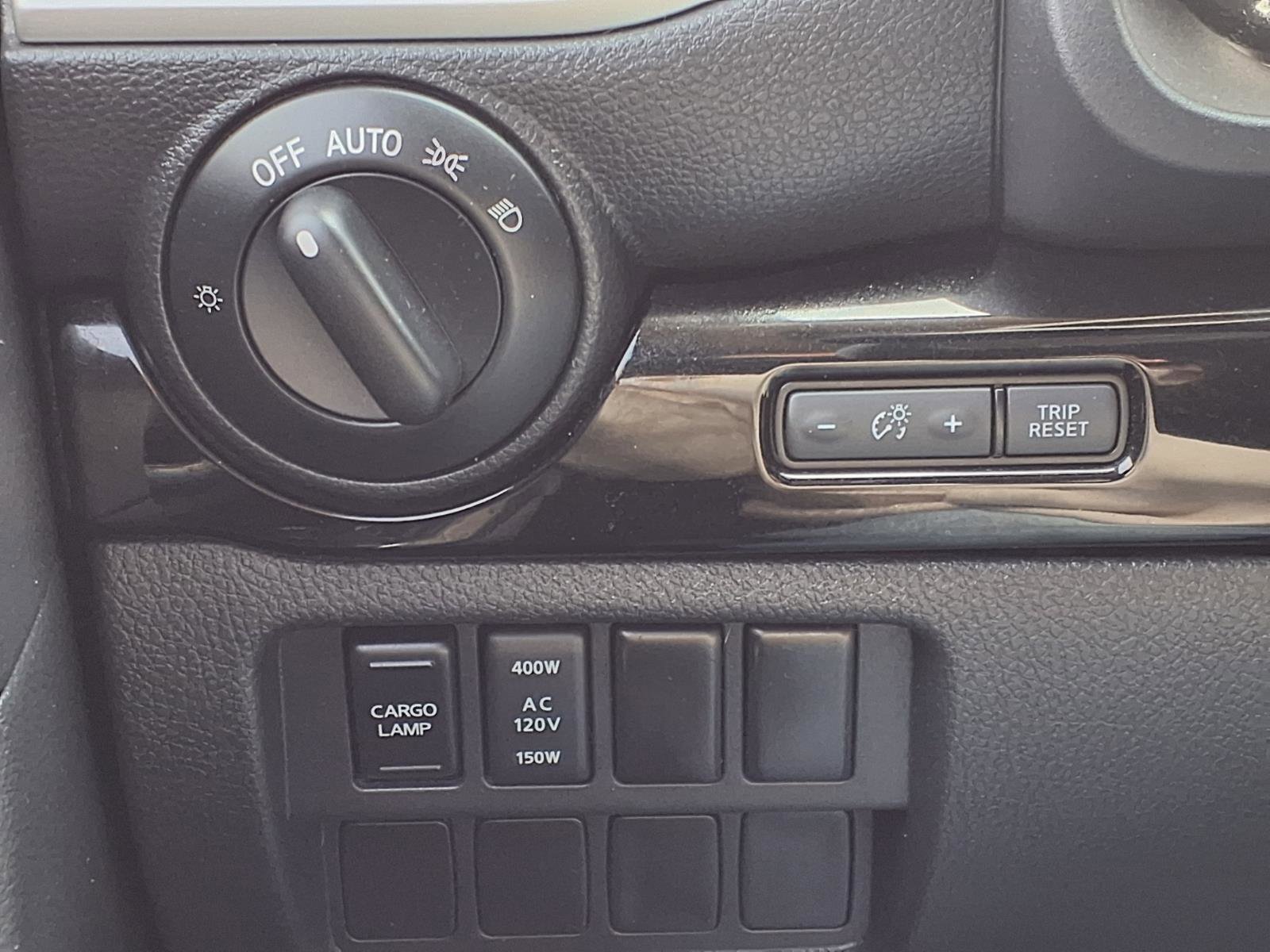 Used 2021 Nissan Titan SV w/ SV Convenience Package image 12