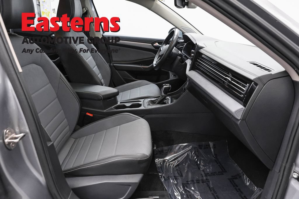 Used 2025 Volkswagen Jetta SE FWD image 23