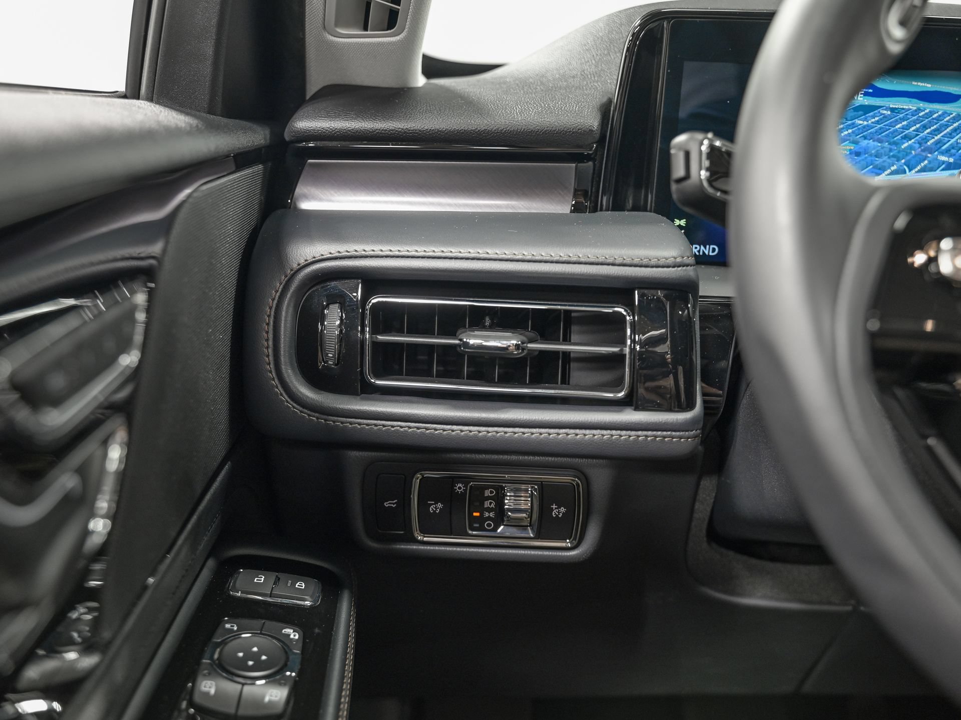 Used 2025 Lincoln Aviator AWD image 17