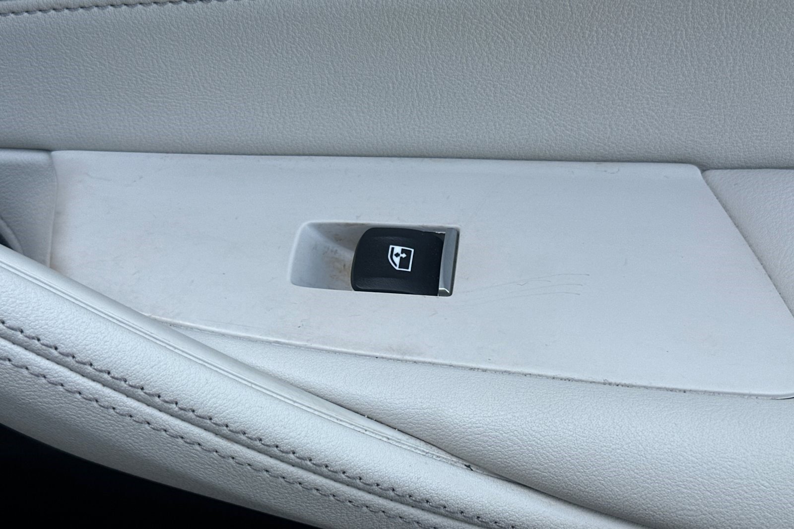 Certified 2023 BMW 530e xDrive w/ Executive Package image 22