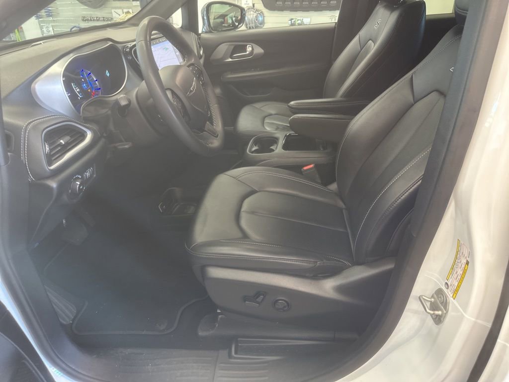Used 2024 Chrysler Pacifica Select image 3