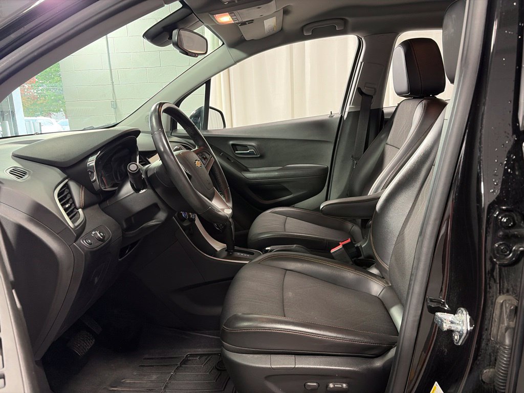 Used 2019 Chevrolet Trax LT w/ LT Convenience Package FWD image 14