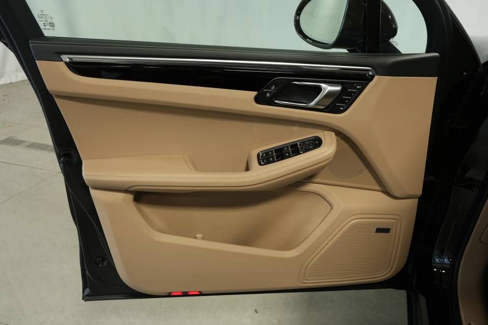Certified 2026 Porsche Macan AWD/4WD image 25