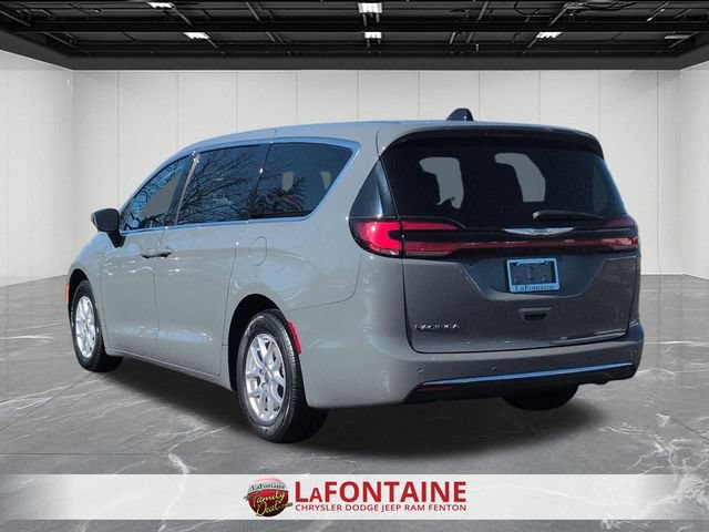 Used 2023 Chrysler Pacifica Touring-L FWD image 3