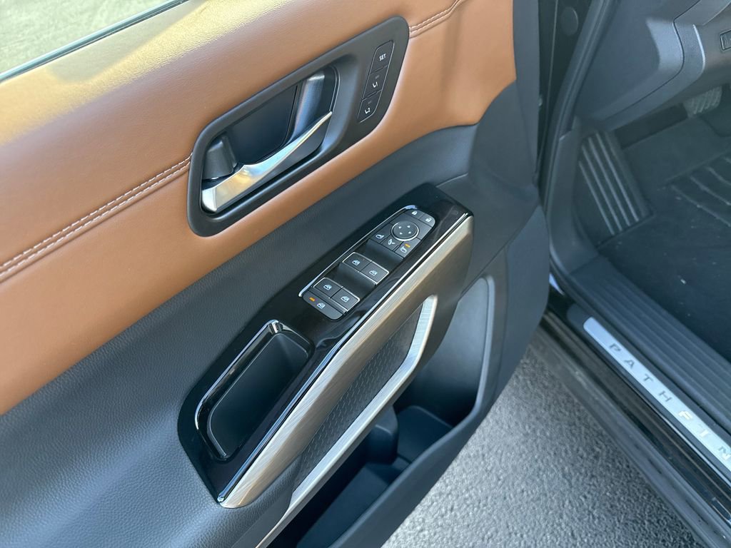 Used 2025 Nissan Pathfinder Platinum image 14