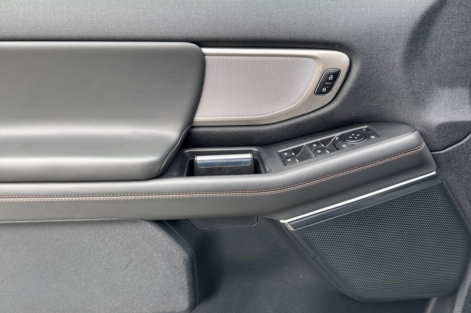 Certified 2025 Ford Expedition Active image 12