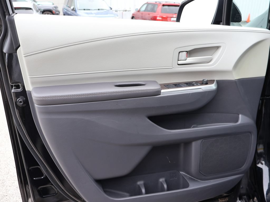 Used 2024 Toyota Sienna LE FWD image 19