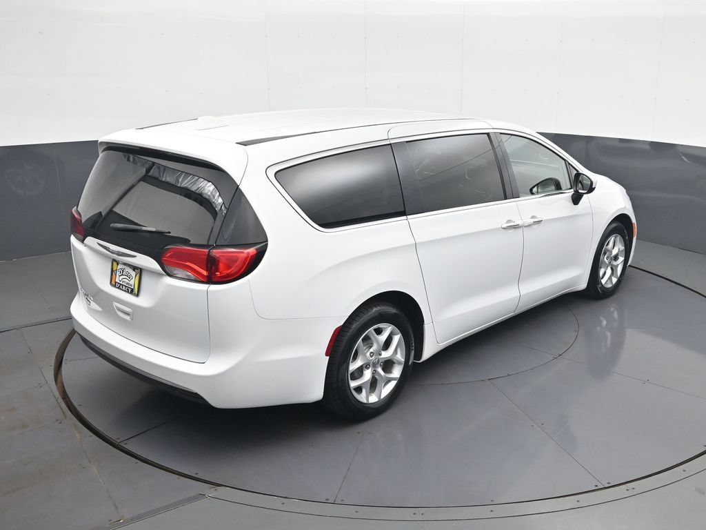 Used 2017 Chrysler Pacifica Touring Plus w/ Tire & Wheel Group FWD image 19