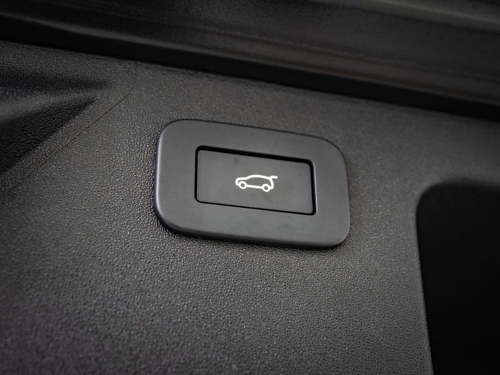 Used 2023 Land Rover Discovery Sport SE R-Dynamic image 18