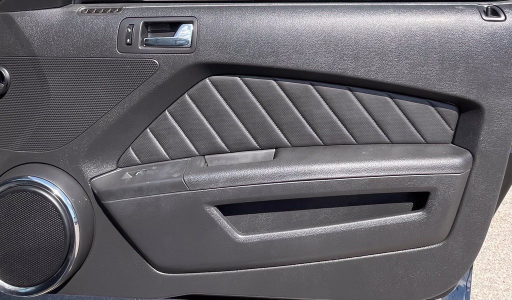 Used 2013 Ford Mustang Premium RWD image 26