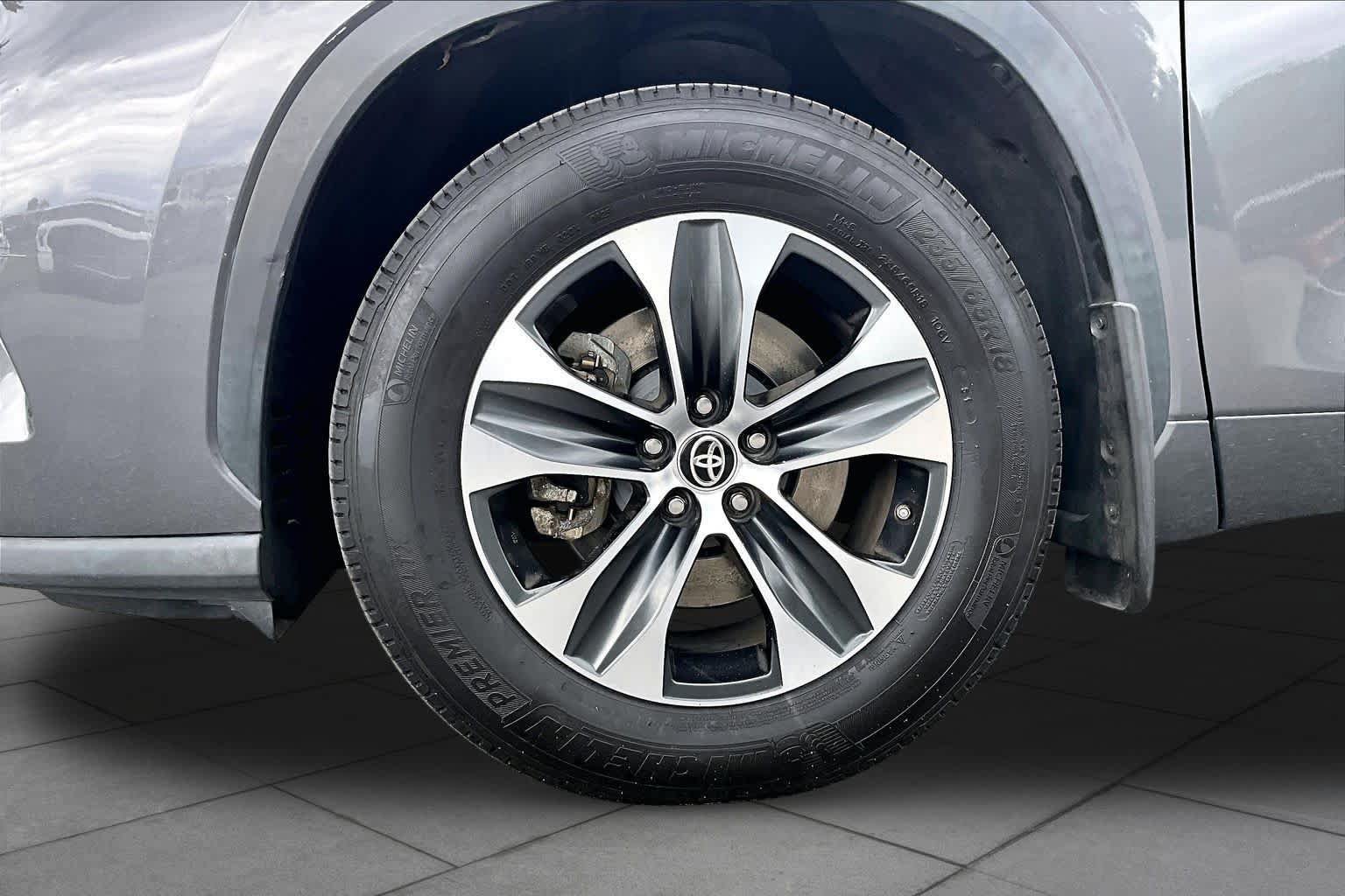 Used 2021 Toyota Highlander XLE AWD/4WD image 11