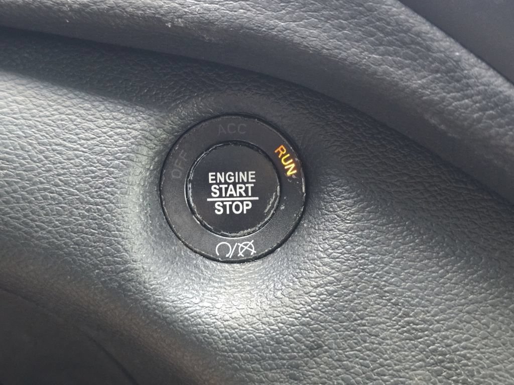 Used 2019 Jeep Cherokee Latitude Plus w/ Comfort/Convenience Group FWD image 28