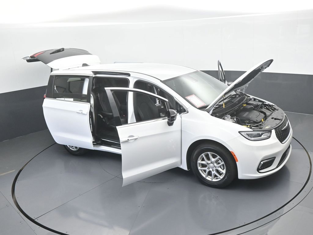 Used 2025 Chrysler Pacifica Select FWD image 65