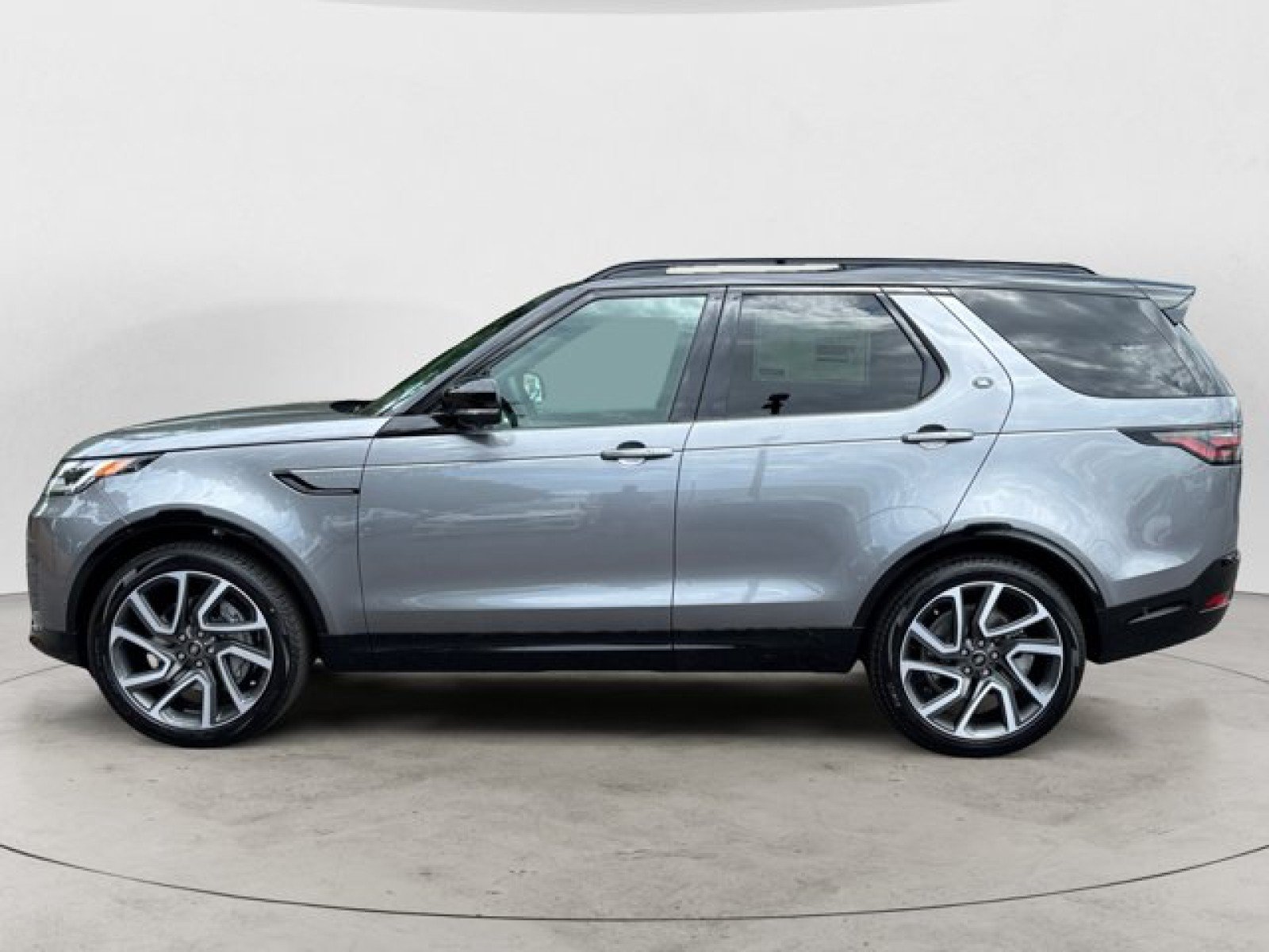 Used 2025 Land Rover Discovery Dynamic SE AWD/4WD image 7