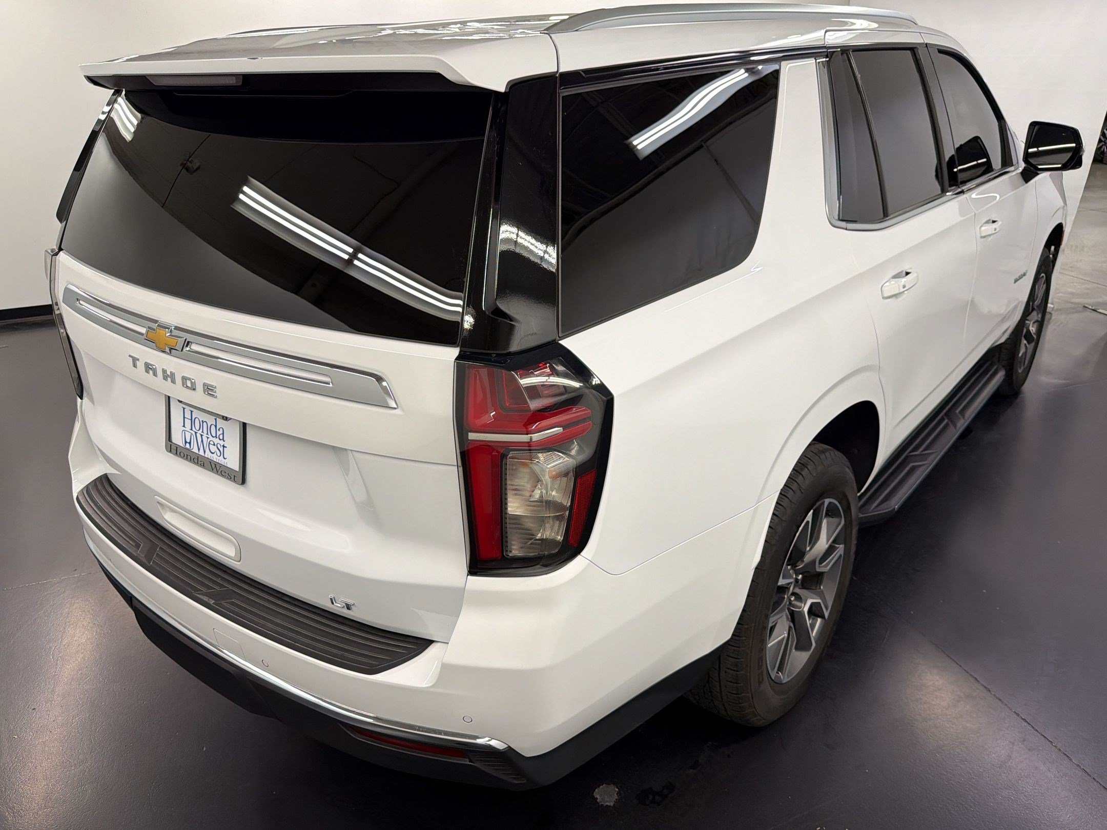 Used 2023 Chevrolet Tahoe LT w/ Luxury Package RWD image 9